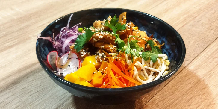 Vinohradská Havaj: poke bowl s kuřetem, lososem, krevetami, hovězím masem i vege