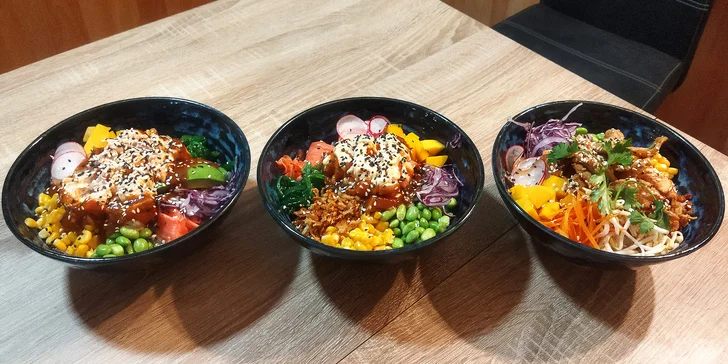 Vinohradská Havaj: poke bowl s kuřetem, lososem, krevetami, hovězím masem i vege