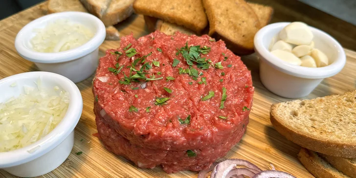 Namíchaný tatarák o váze 250 či 500 g a topinky v Potrefené Huse
