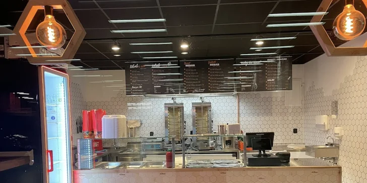 Kebab s hranolky dle výběru: velký box s míchaným salátem, döner či dürüm v Mňam Kebab na Opatově