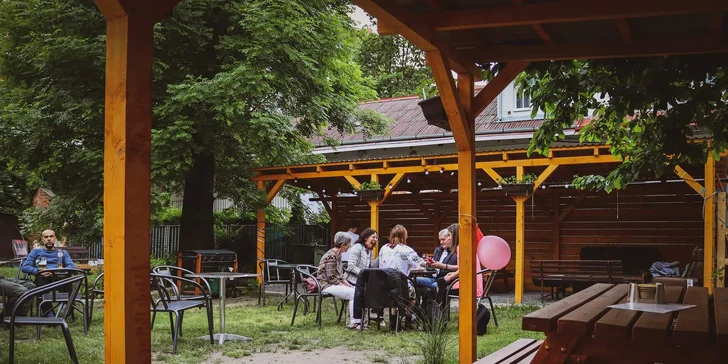 Vychutnejte si pinsu na letní zahrádce: podnik 10 min od Vyšehradu, voucher pro 2 osoby