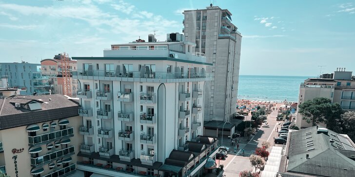 Italské Jesolo: hotel přímo u pláže, pokoj s balkónem a polopenze, dítě do 5,9 let zdarma
