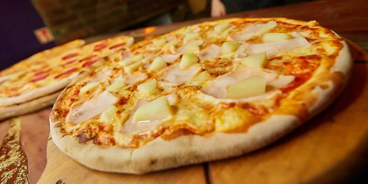 Jedna či dvě pizzy o průměru 33 cm dle výběru z 11 druhů a 20% sleva na nápoje