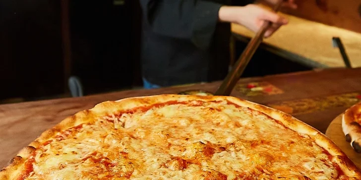 Jedna či dvě pizzy o průměru 33 cm dle výběru z 11 druhů a 20% sleva na nápoje