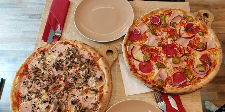 Jedna či dvě pizzy o průměru 33 cm dle výběru z 11 druhů a 20% sleva na nápoje