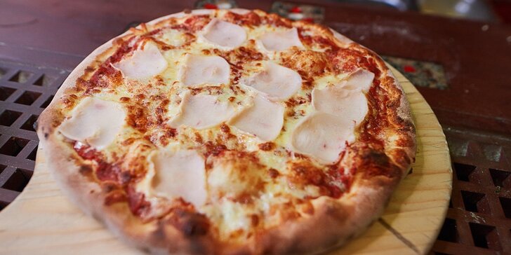 Jedna či dvě pizzy o průměru 33 cm dle výběru z 11 druhů a 20% sleva na nápoje