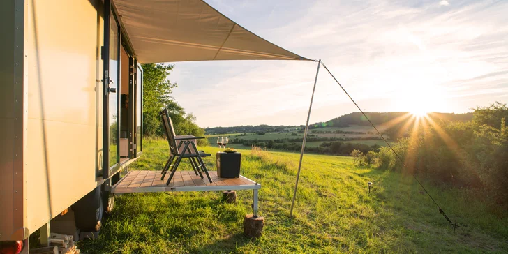 Glamping v moderním mobilním domku u Semil pro pár i rodinu