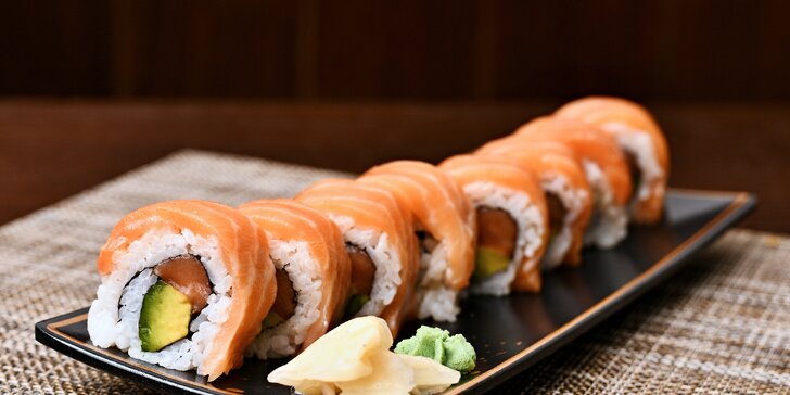 Set 8 až 62 ks pestrobarevného sushi i se závitky a polévkami
