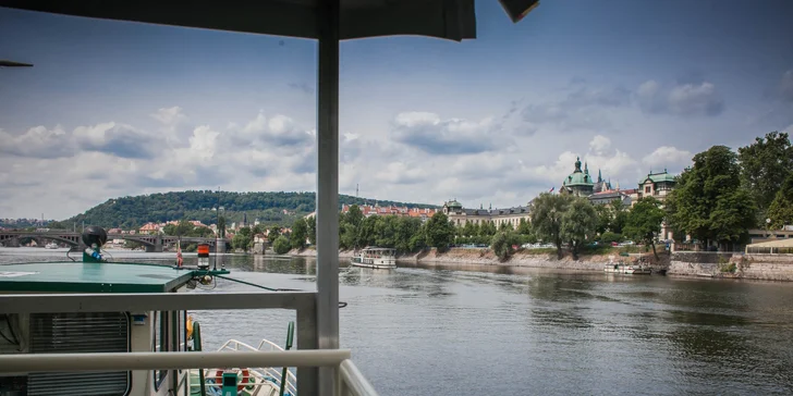 Okouzlující hodinová plavba po Vltavě s nápoji pro děti i dospělé