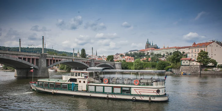 Okouzlující hodinová plavba po Vltavě s nápoji pro děti i dospělé