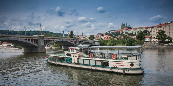 Okouzlující hodinová plavba po Vltavě s nápoji pro děti i dospělé