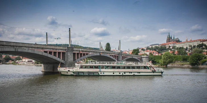 Okouzlující hodinová plavba po Vltavě s nápoji pro děti i dospělé