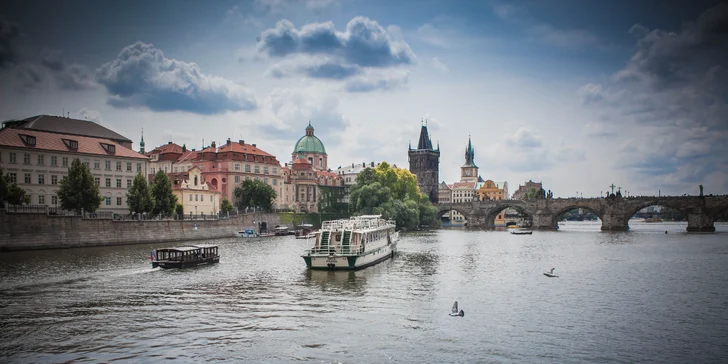 Okouzlující hodinová plavba po Vltavě s nápoji pro děti i dospělé