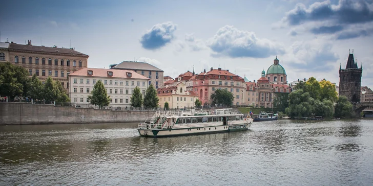 Okouzlující hodinová plavba po Vltavě s nápoji pro děti i dospělé