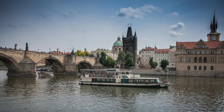 Okouzlující hodinová plavba po Vltavě s nápoji pro děti i dospělé