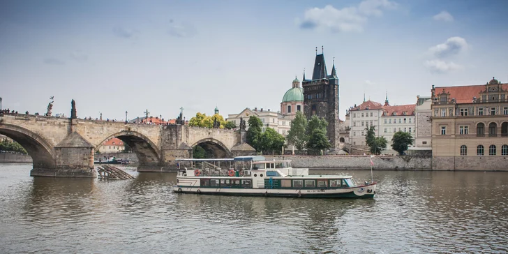 Okouzlující hodinová plavba po Vltavě s nápoji pro děti i dospělé