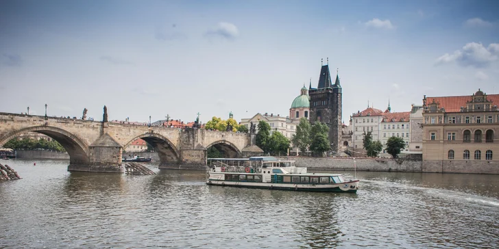 Okouzlující hodinová plavba po Vltavě s nápoji pro děti i dospělé