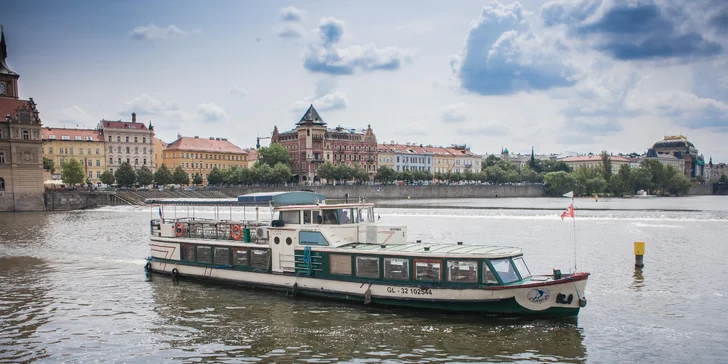 Okouzlující hodinová plavba po Vltavě s nápoji pro děti i dospělé