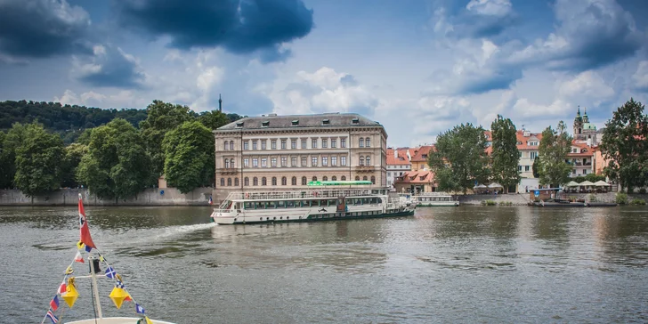 Okouzlující hodinová plavba po Vltavě s nápoji pro děti i dospělé