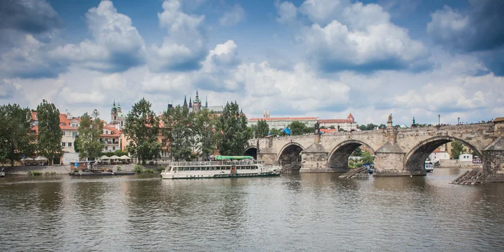 Okouzlující hodinová plavba po Vltavě s nápoji pro děti i dospělé