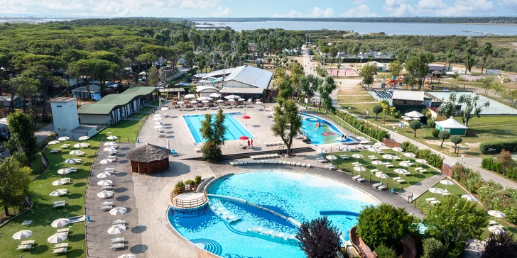 Rodinné plážové letovisko 30 km od Ravenny: mobilní domek, bazény, možnost snídaně i plné penze