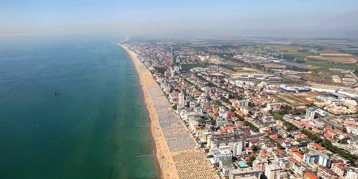 Italské Jesolo: hotel přímo u pláže, pokoj s balkónem a polopenze, dítě do 6,9 let zdarma