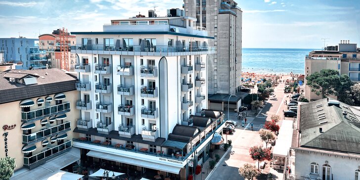 Italské Jesolo: hotel přímo u pláže, pokoj s balkónem a polopenze, dítě do 5,9 let zdarma
