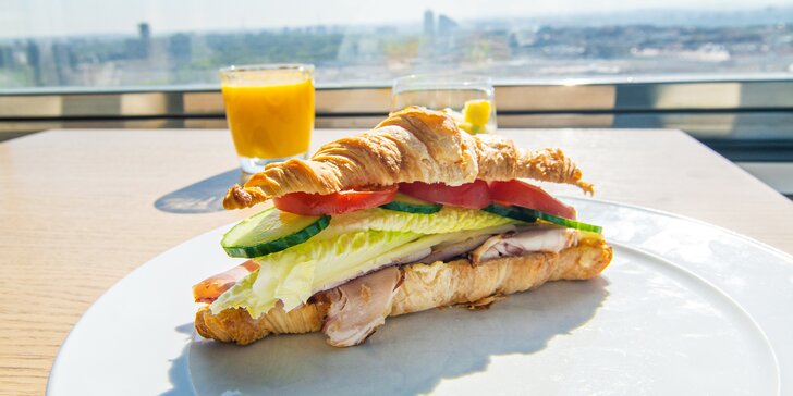 Ráno v oblacích: bohatá snídaně se slaným croissantem a vstup na vyhlídku Žižkovské věže