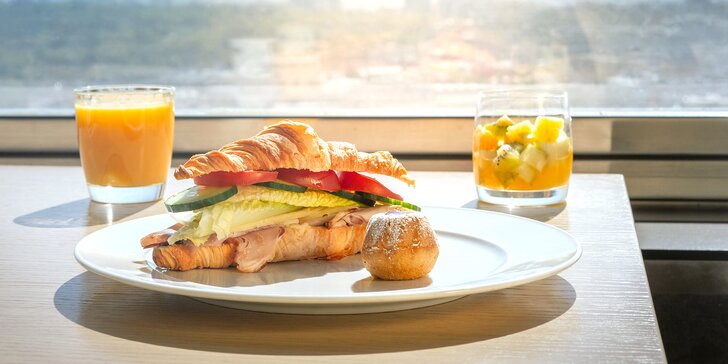 Ráno v oblacích: bohatá snídaně se slaným croissantem a vstup na vyhlídku Žižkovské věže