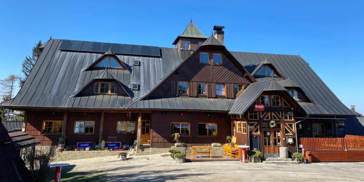 Horský hotel stojící na hřebeni Javorníků: strava i pobyt se saunou, skipasem nebo elektrokoly