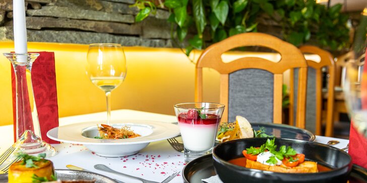 Pětichodové menu u romanticky vyzdobeného stolu: krevety, panenka i sous-vide kuřecí prso