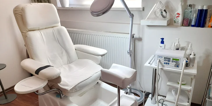 Krásné hladké nožky: kombinovaná, mokrá i suchá pedikúra, k tomu peeling, manikúra nebo Shellac