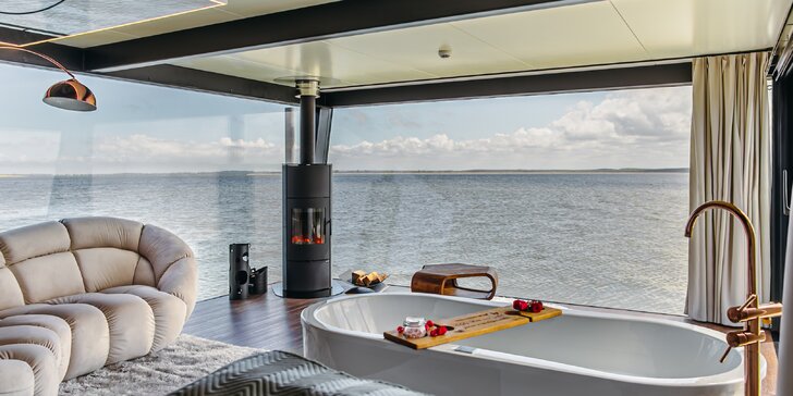 Luxusní houseboaty a bubliny na jezeře: privátní wellness, bazén, snídaně, vodní sporty a moře 300 m