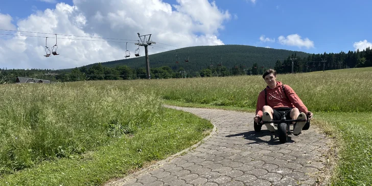 Vzhůru dolů: deset jízd na minikárách nebo tubingu pro celou rodinu