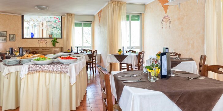Rodinná dovolená u břehu Gardského jezera: 3* hotel 100 m od pláže, snídaně i polopenze, uvítací drink