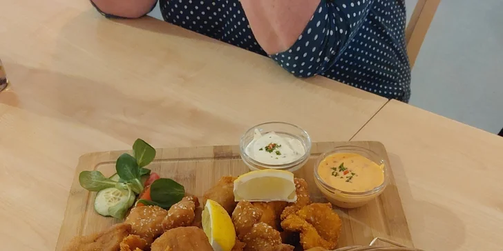 800 g vepřových a kuřecích řízků s dipem a chlebem i hodina bowlingu
