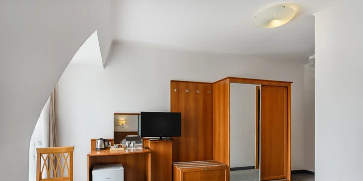 Samozrejmosťou je súkromná kúpeľňa, televízor, rýchlovarná kanvica a Wi‑Fi pripojenie. 