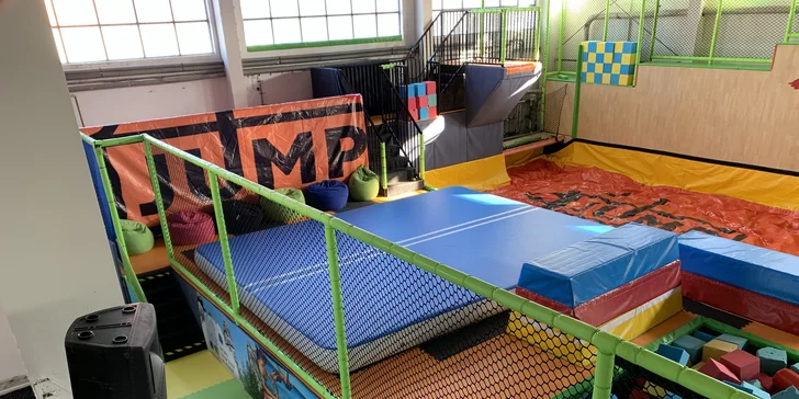 Jump Family České Budějovice: 1 nebo 2 hod. v zábavním centru s trampolínami a dalšími atrakcemi