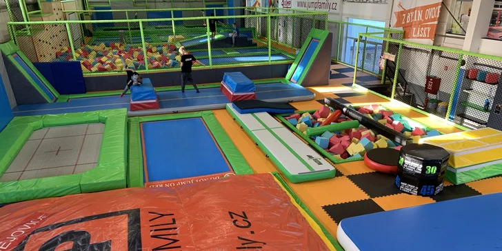 Jump Family České Budějovice: 1 nebo 2 hod. v zábavním centru s trampolínami a dalšími atrakcemi