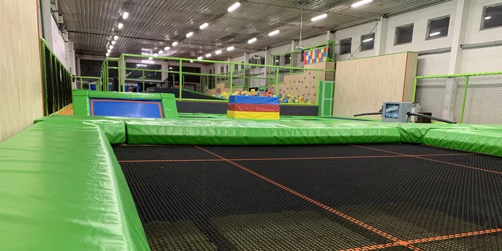 Jump Family České Budějovice: 1 nebo 2 hod. v zábavním centru s trampolínami a dalšími atrakcemi