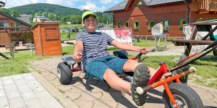 Vzhůru dolů: deset jízd na minikárách nebo tubingu pro celou rodinu