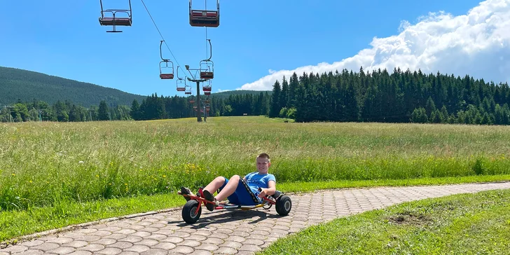 Vzhůru dolů: deset jízd na minikárách nebo tubingu pro celou rodinu