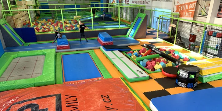 Jump Family České Budějovice: 1 nebo 2 hod. v zábavním centru s trampolínami a dalšími atrakcemi