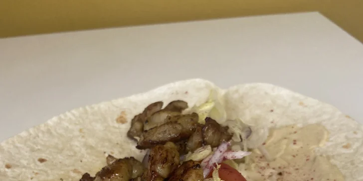 Orientální kuřecí shaorma v tortille nebo falafel s možností hranolků či nápoje