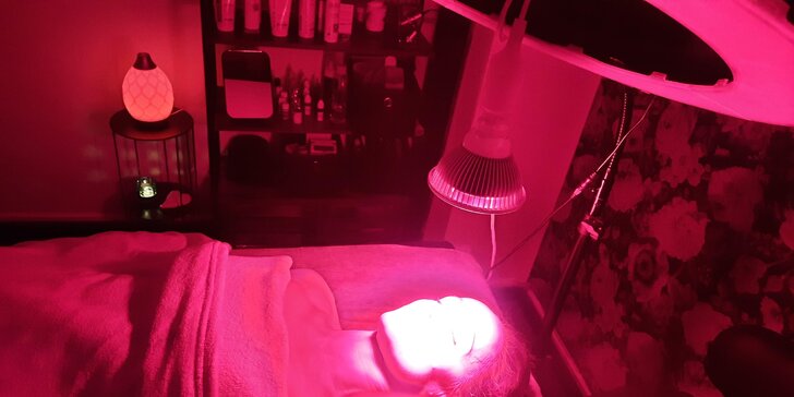 Ošetření ultrazvukovou špachtlí, mikrojehličkování a podpora kolagenu červeným světlem