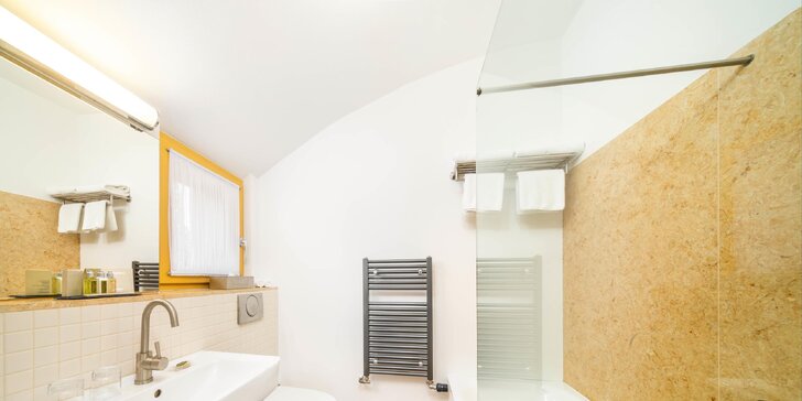 Relax i romantika v designovém hotelu v Benešově: snídaně, privátní sauna a vstupenky na Konopiště