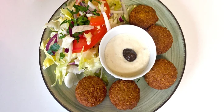 Orientální kuřecí shaorma v tortille nebo falafel s možností hranolků či nápoje