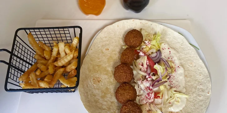 Orientální kuřecí shaorma v tortille nebo falafel s možností hranolků či nápoje