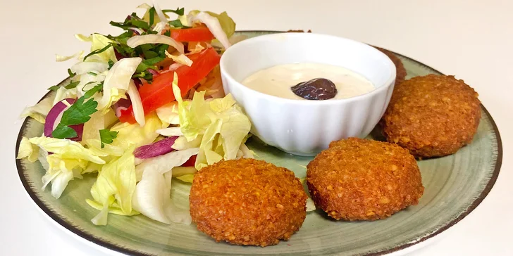 Orientální kuřecí shaorma v tortille nebo falafel s možností hranolků či nápoje