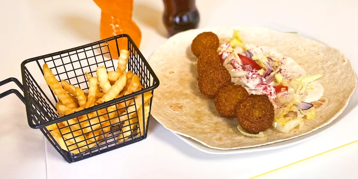 Orientální kuřecí shaorma v tortille nebo falafel s možností hranolků či nápoje